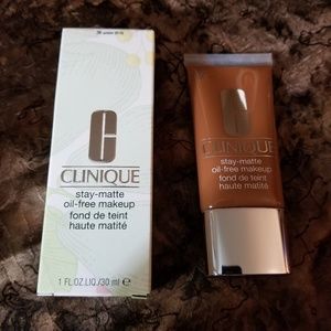 Clinique Stay-Matte Oil-Free Makeup Amber